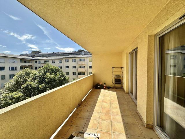 Große, helle 3 Zimmer Wohnung mit sonniger Loggia in ruhiger Innenhoflage