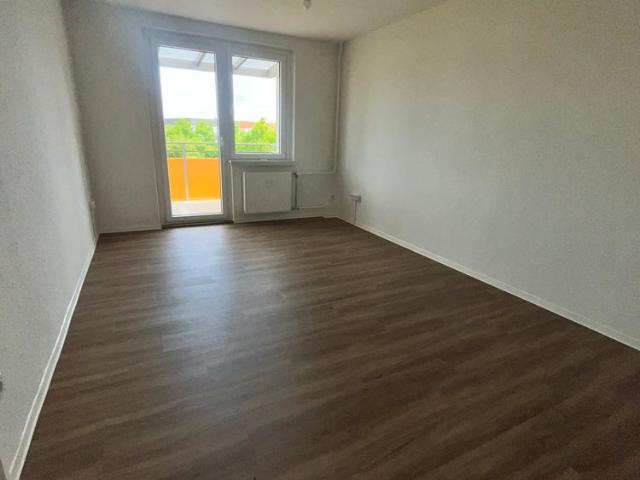 Große, helle 2 Zimmer Wohnung mit Balkon und Wannenbad!