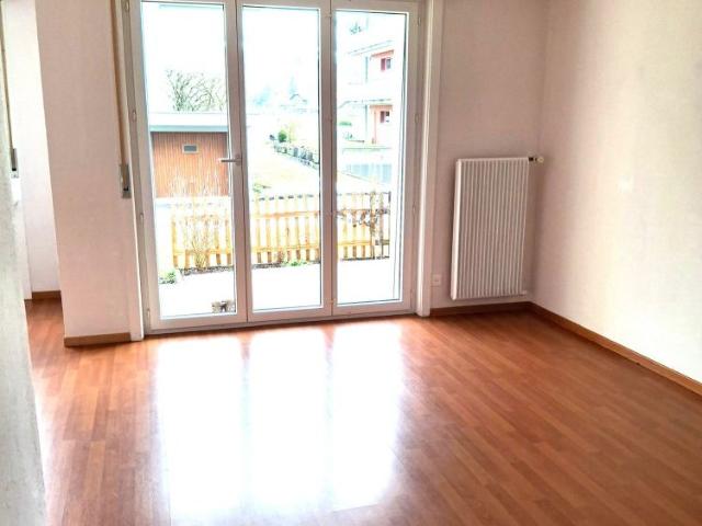 Grosse, helle 4.5 Zimmer Parterre Wohnung