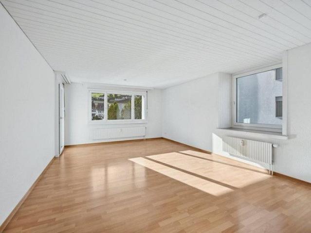 Grosse, helle Wohnung in Thürnen zu vermieten!