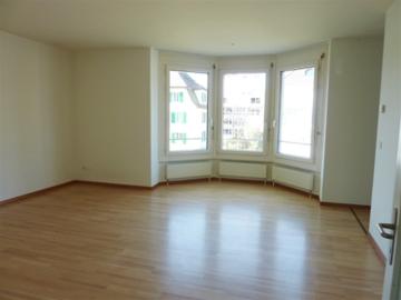 Grosse helle Wohnung mit Erker