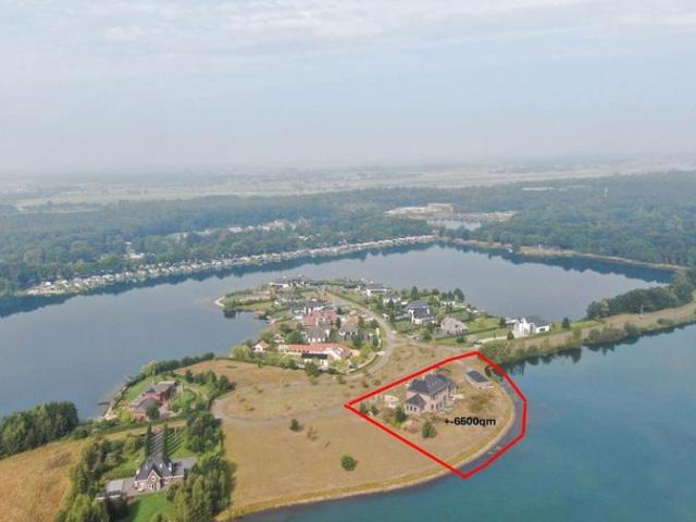 Grosse Luxus Villa mit Nebengebäude und 125 Meter Privatstrand