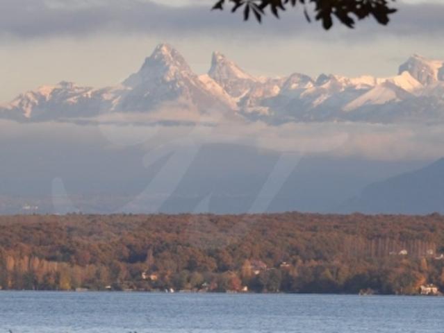 GROSSE LUXUSSIEDLUNG MIT SEEBLICK AUF ALLEN ETAGEN – LINKES UFER