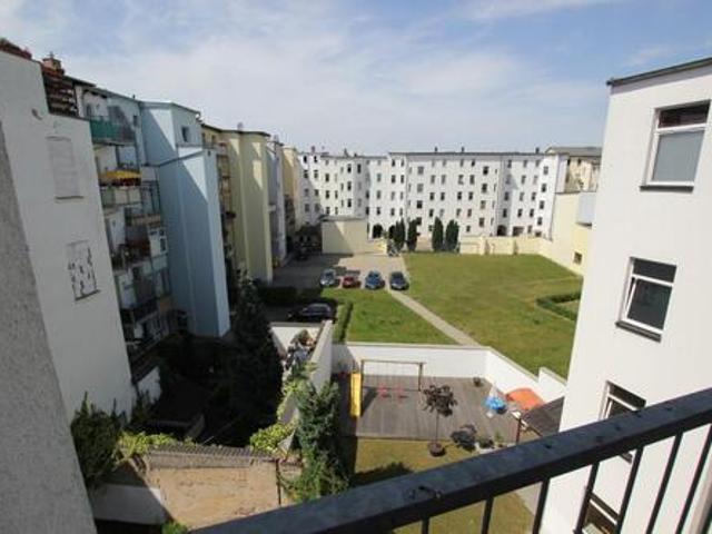 Große, möblierte 1 Raum Wohnung mit Balkon in zentraler aber ruhigen Lage von Gera!