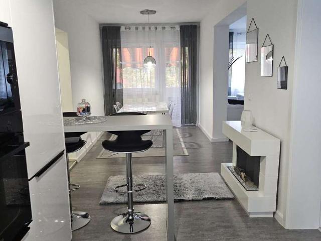 Große moderne 4. Zi. Whg. mit Kfz Stellplatz und Balkon