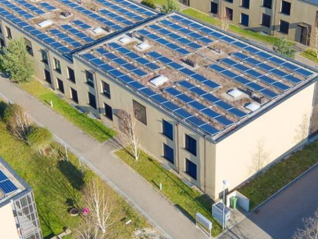 Grosse, moderne 3 1 2 Zimmerwohnung im obersten Stock