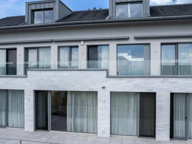 Große, moderne Villa mit Innenpool