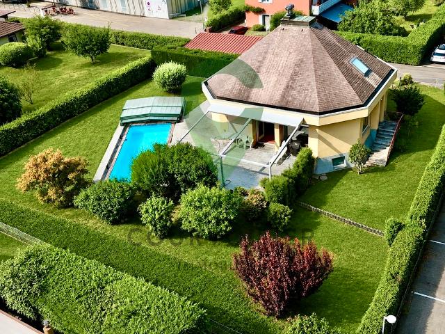 Große, moderne Villa mit zwei Wohneinheiten, Garten und Swimmingpool