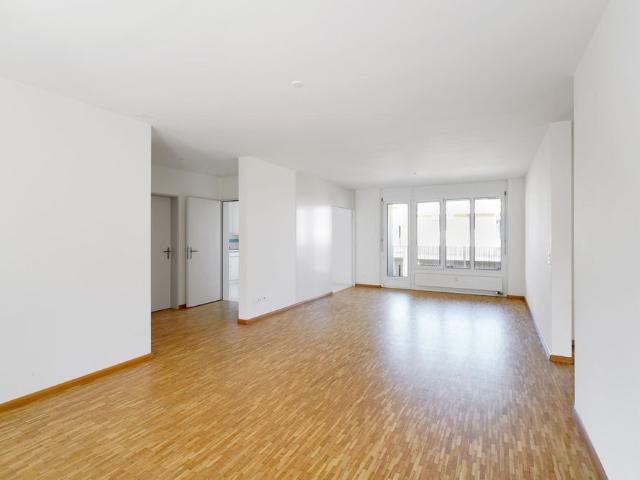 Grosse moderne Wohnung mit Balkon an bevorzugter Wohnlage