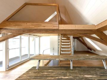 Grosse, moderne Dachwohnung mit direktem Liftzugang