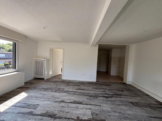 große renovierte 3 Zimmer Wohnung mit Gemeinschaftsgarten in ruhiger Lage
