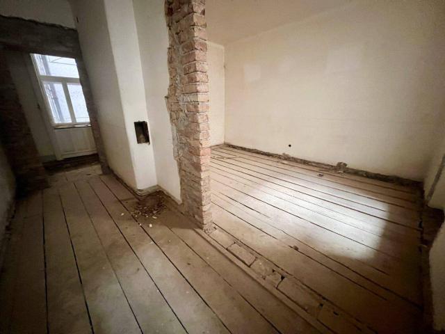 große Wohnung entkernt mit Lift und 6 getrennt begehbaren Zimmern oder 3 kleine Wohnungen mit Möglichkeit eines Balkonzubaus!