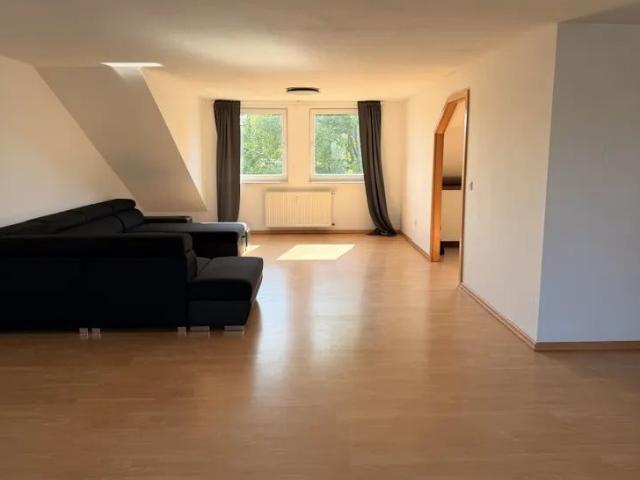 Große Wohnung mit Balkon, Stellplatz und Weitblick