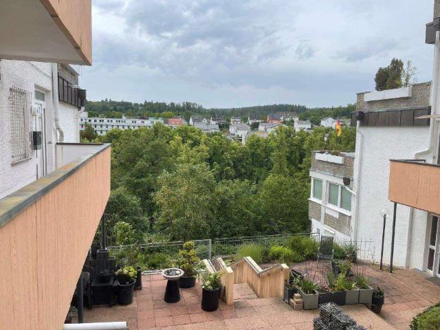 Große Terrasse und Blick in den Schlosspark