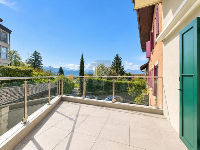 GROSSE TERRASSE UND KOMPLETT RENOVIERT