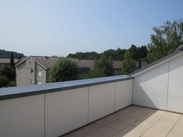 Grosse und charmante 2 Zimmer Dachwohnung in Schliern