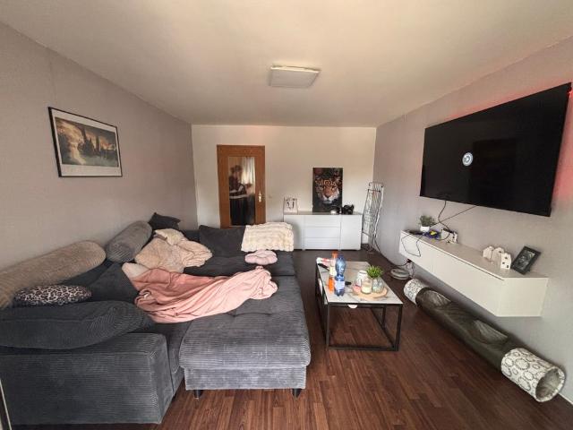 große und gut geschnittene 2 Zimmer Wohnung mit Balkon