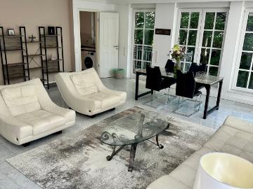 Große und helle Wohnung in direkter Stadionnähe, Koln Amsterdam Apartments for Rent