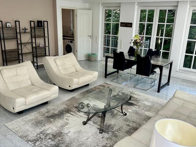 Große und helle Wohnung in direkter Stadionnähe, Koln Amsterdam Apartments for Rent