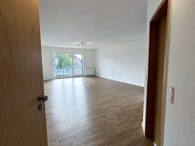 Große und helle 1 Zimmer Wohnung im 2. Obergeschoss, mit Küchenzeile, Balkon & Stellplatz