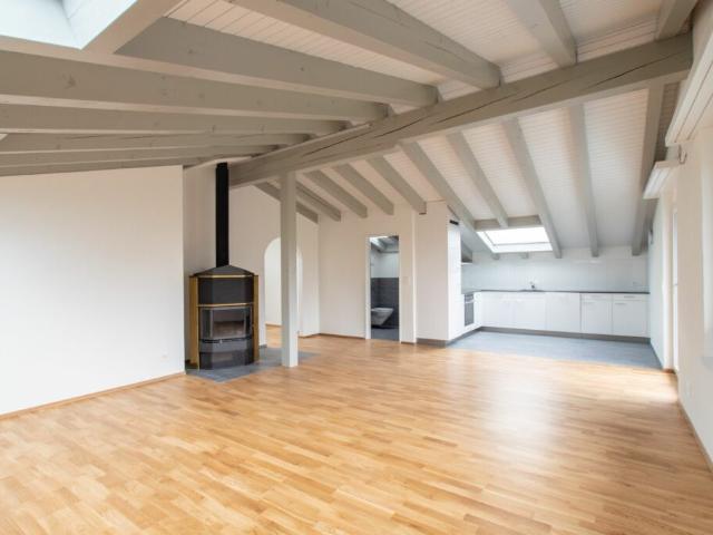 Grosse und lichtdurchflutete 3.5 Zimmer Dachwohnung in ruhiger Lage