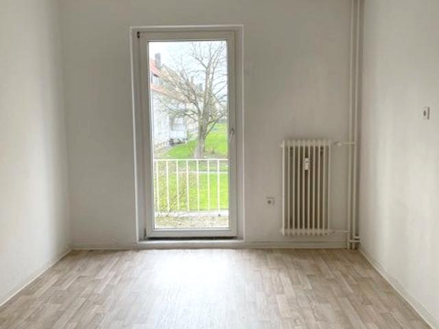 Große Vierzimmerwohnung in der ersten Etage mit Balkon
