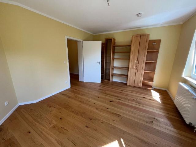 Große Vierzimmerwohnung mit Garage und Gartenanteil in Laubenheim