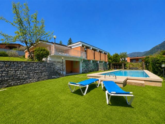 Grosse Villa mit Swimmingpool und herrlicher Sicht auf die Weinberge