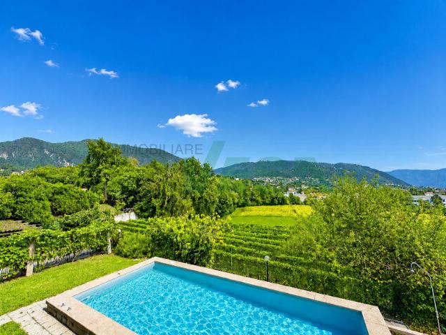 Grosse Villa mit Swimmingpool und herrlicher Sicht auf die Weinberge