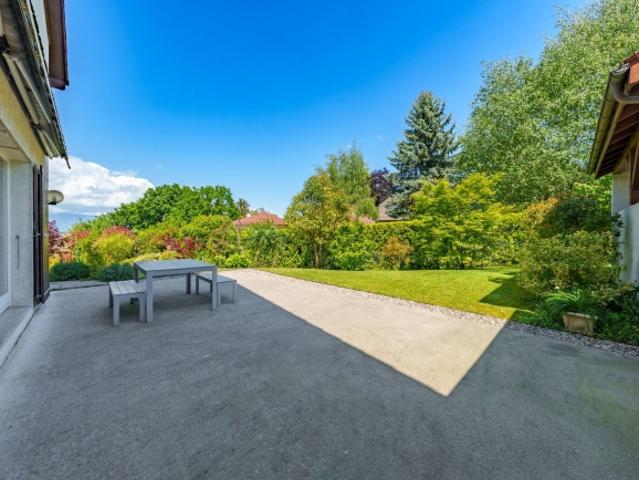 Große Villa mit sieben Zimmern und herrlich sonnigem Garten