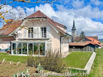 Grosse Villa mit 3 unabhängigen Wohnungen und Ladenfront