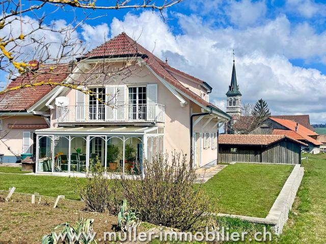 Grosse Villa mit 3 unabhängigen Wohnungen und Ladenfront