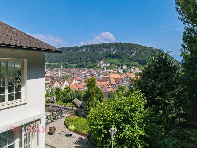 Große Villa thronend über Feldkirch mit Baulandreserve