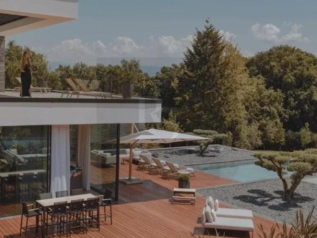 Grosse, moderne Villa in Mies
