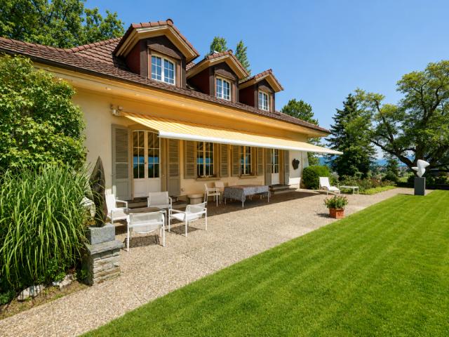 GROSSEN IMMOBILIEN Charmante Villa mit Pool, grossem Parkgrundstück und unverbaubarer Aussicht