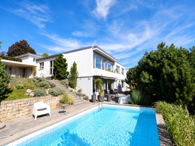 GROSSEN IMMOBILIEN Freistehendes Ein bis Zweifamilienhaus mit Pool in Ittigen