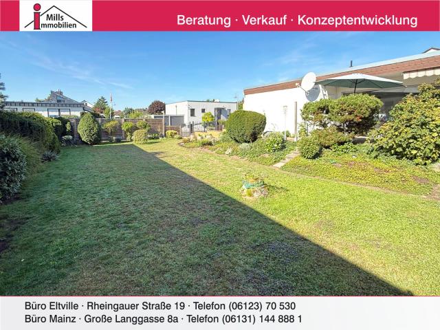Großer massiv gebauter Flachdach Bungalow mit Terrasse und schönem Garten