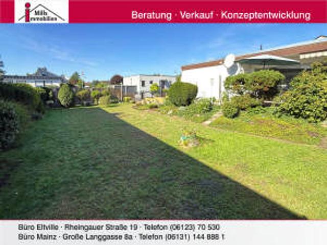 Großer massiv gebauter Flachdach Bungalow mit Terrasse und schönem Garten