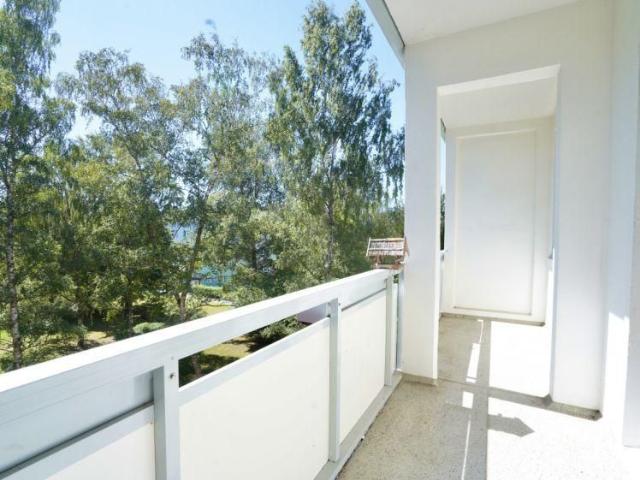 Großer Balkon / Bad mit Fenster