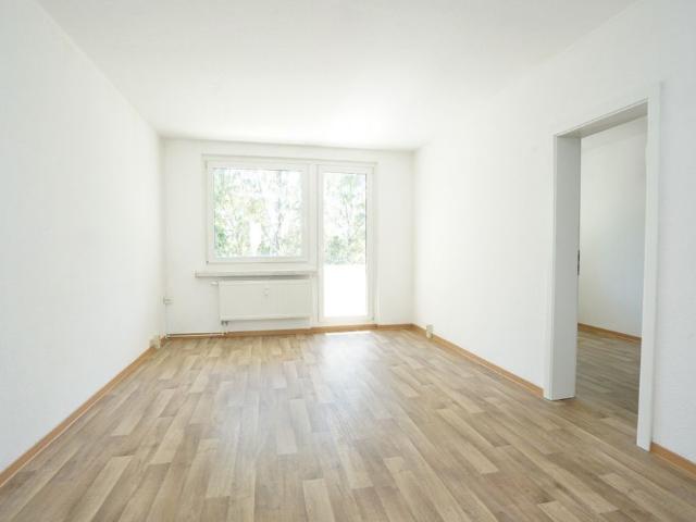 Großer Balkon / Bad mit Fenster