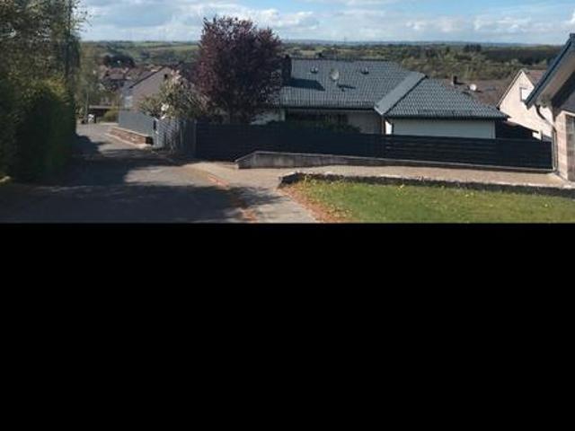 Großer, freistehender 70er Jahre Winkelbungalow m. ELW