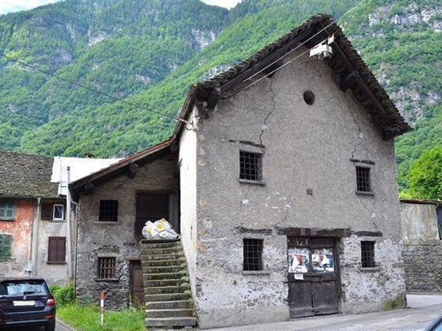 Grosser Stall im Dorfzentrum zum Ausbauen an zentraler, sonniger Lage / Grosse Stallscheune mit Nebengebäude zum Renovieren sonnig, zentral, mit schöner Aussicht