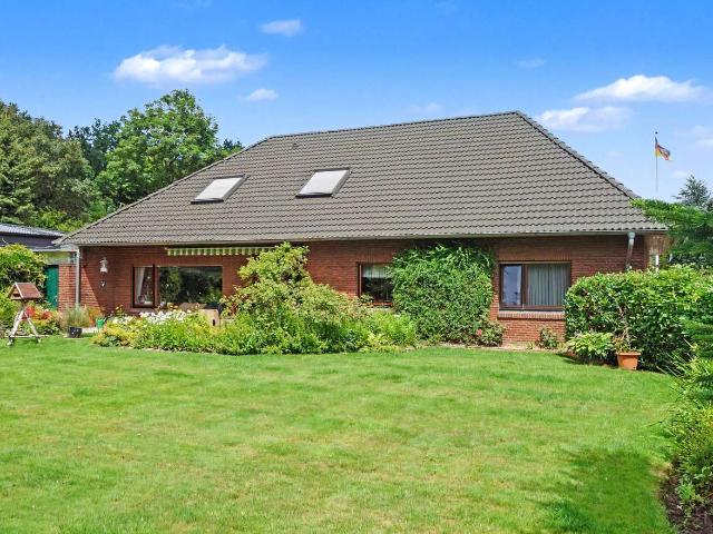 Großer Walmdachbungalow mit Garage und Carport in Toplage in Brunsbüttel