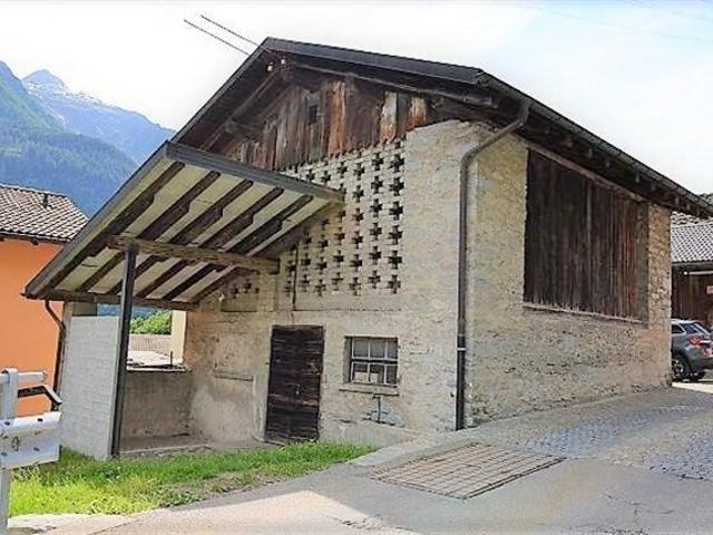 Grosser zu renovierender Stall mit Pergola sonnig, ruhig mit schöner Aussicht/ Grosser zu renovierender Stall mit Pergola im Kerngebiet