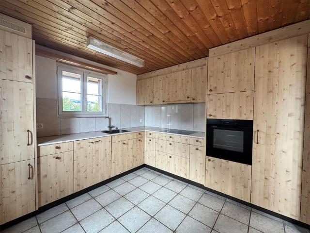 Grosser 3.5 Zimmer Hausteil / Wohnung mit Garage und PP zu vermieten