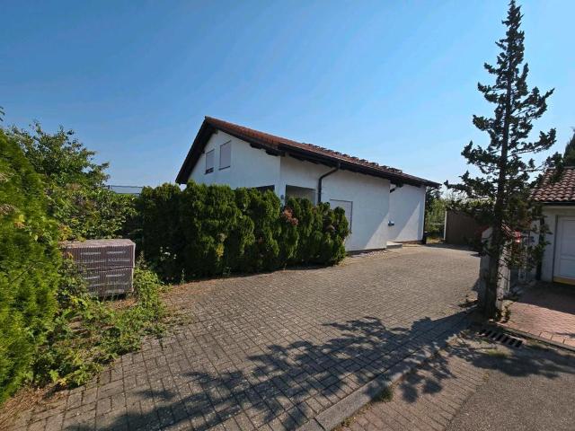 Großes Mehrfamilienhaus mit großzügigem Garten in Leonbronn