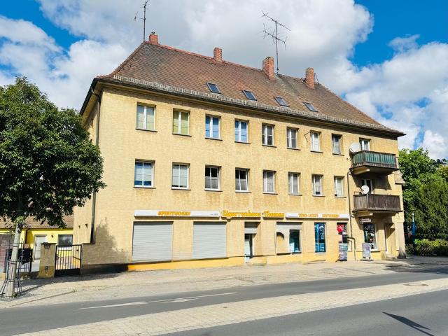 Großes Mehrfamilienhaus mit 3 Gewerbeeinheiten