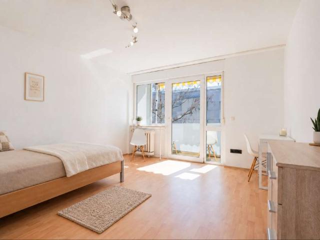 Großes möbliertes WG Zimmer mit eigener Loggia