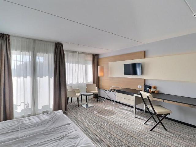 GROSSES MÖBLIERTES ZIMMER IM HOTEL MONA
