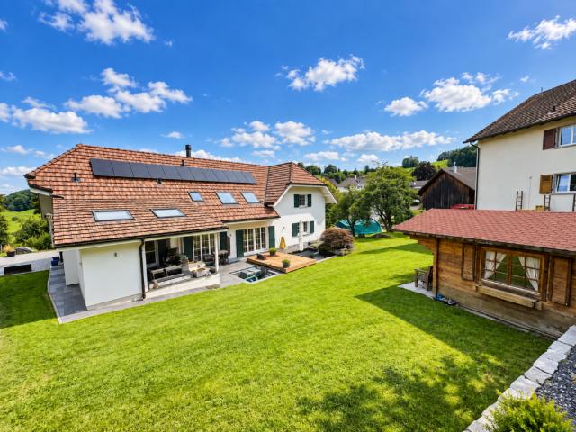 Grosses, neuwertiges 6.5 Zi. EFH, 6 Garagenplätze + 4 Parkplätze, Koi Teich, Kinozimmer, 3 Nasszellen, traumhafte Lage, nur 10 Min. von Bubendorf